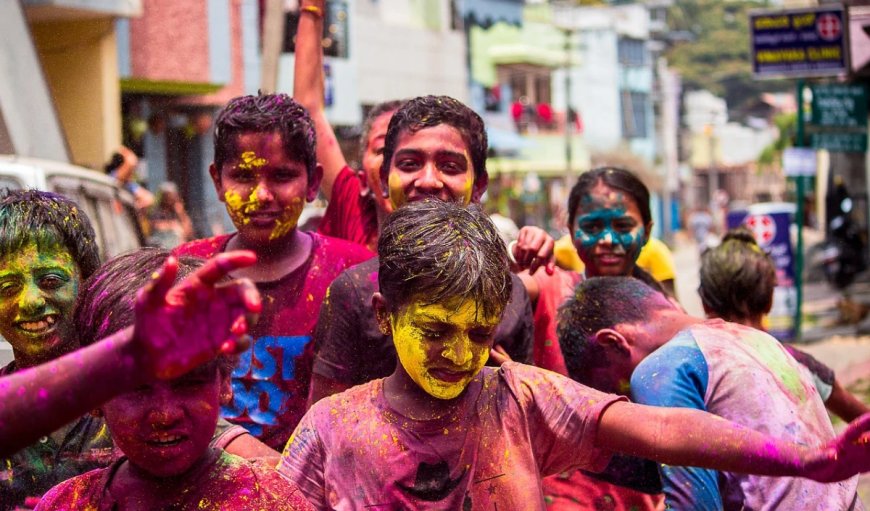 Holi 2025: रंगों को दाग को कपड़ों से हटाने के लिए इन 5 हैक्स करें इस्तेमाल, कलर छुटाने में नहीं होगी मुश्किल