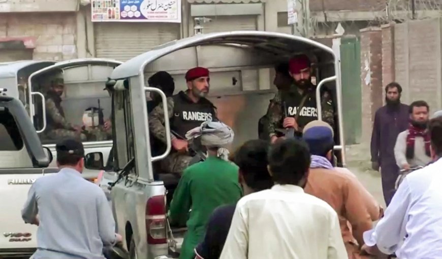Video | लाहौर में सैन्य हवाई अड्डे के बाहर हुए तीन विस्फोट, बजने लगे सायरन, 'ऑपरेशन सिंदूर' के बाद फिर से दहली पाकिस्तान की धरती