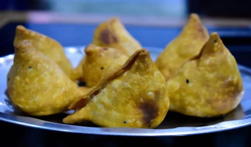 Chowmein Samosa Recipe: बेहद क्रिस्पी और टेस्टी बनेगा चाऊमीन समोसा, बस इन टिप्स को करें फॉलो