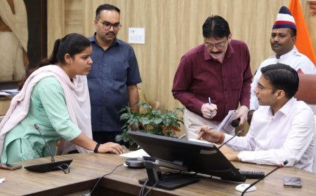 भ्रष्टाचार पर अंकुश: जिलाधिकारी ने विधवा को लौटाए संपत्ति के कागजात और दिया नो ड्यूज सर्टिफिकेट