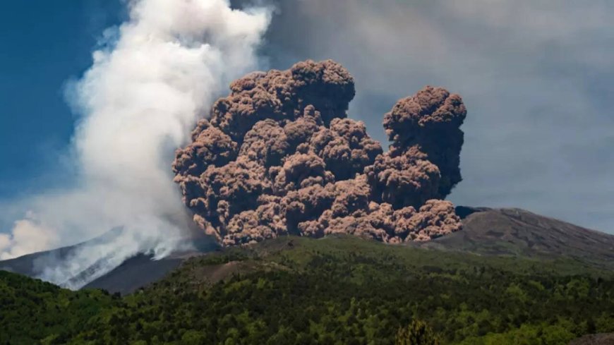 Mount Etna erupts mid-tourist season! Are flights safe for Italy? Can you claim compensation for cancelled flights?