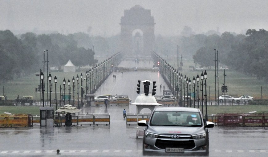 दिल्ली-एनसीआर में बारिश, 70 किमी/घंटा तक की रफ्तार से हवाएं चलने का रेड अलर्ट