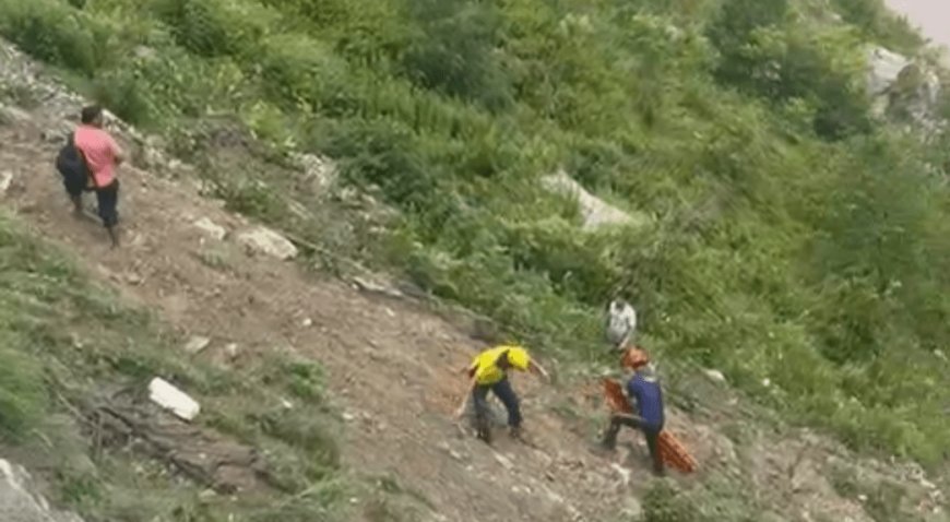 घोलतिर क्षेत्र में टेंपो ट्रैवलर गहरी खाई में गिरा