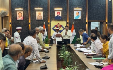 देहरादून डीएम के हाथ जोड़ने की वजह: जानें सरकारी योजनाओं के लाभ!