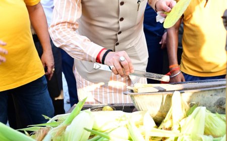 सीएम धामी की बरसाती मस्ती: भूना भुट्टा खाकर लोगों को दिया प्यार