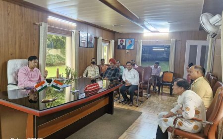 हल्द्वानी: कमिश्नर दीपक रावत का जनता दरबार, पेंशन से लैंड फ्रॉड तक निराकरण, जर्जर स्कूलों के सुधार का निर्देश