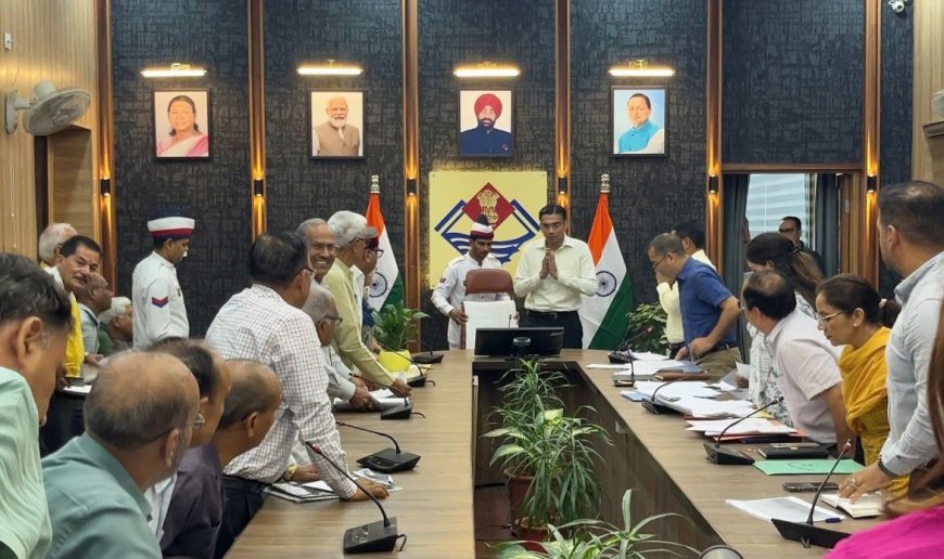 बड़ी खबर : जानिए दून डीएम ने क्यों जोड़े हाथ..