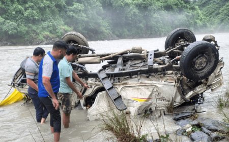 नैनबाग में यमुना नदी में पिकअप गिरी, चार लोग घायल