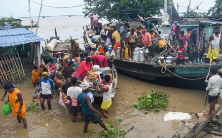 VIDEO | बाढ़ के कारण रास्ते बंद, नाव से बलिया पहुंची बिहार की अनोखी बारात