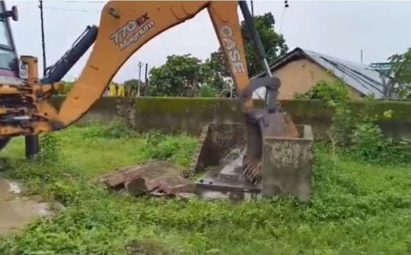 रामनगर: धामी सरकार का बुल्डोजर, सरकारी स्कूल में अवैध मजार की हुई ध्वस्त