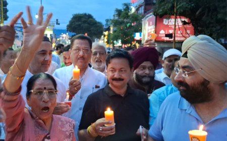 देहरादून में “वोट चोर गद्दी छोड़” अभियान के तहत कैंडल मार्च: लोकतंत्र की रक्षा का संकल्प