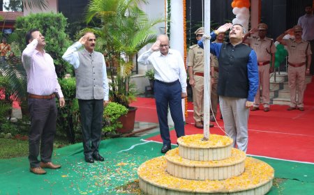 स्वतंत्रता दिवस समारोह: केंद्र सरकार के कार्यालयों में जोश और उल्लास से मनाया गया