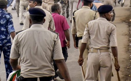 पटना में विनाशकारी वैन और ट्रक भिड़ंत, आठ लोगों की मौत और चार घायल