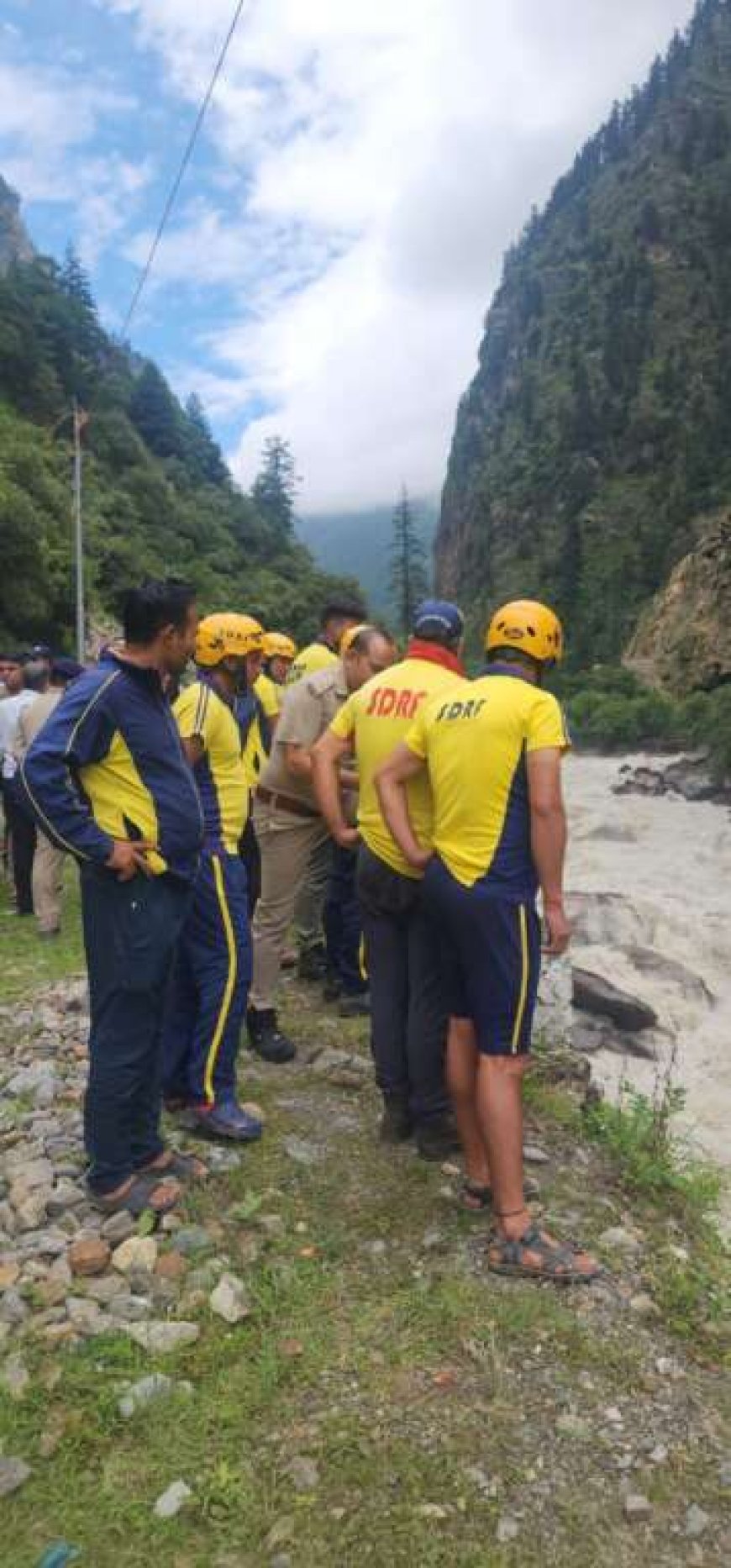 डबरानी : सड़क खोलने में लगी पोकलैंड मशीन नदी में गिरी, एसडीआरएफ राहत बचाव में जुटी…