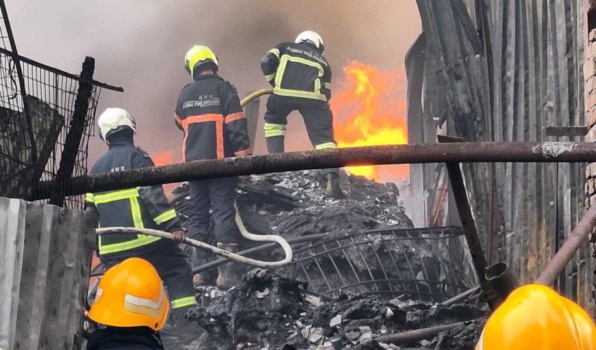 Thane Cafe Fire | ठाणे में रिहायशी इमारत के कैफे में लगी भीषण आग, 35 का सुरक्षित रेस्क्यू