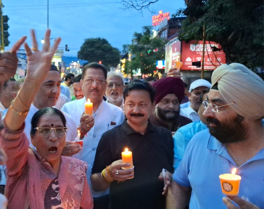 “वोट चोर गद्दी छोड़” अभियान के तहत देहरादून में कैंडल मार्च