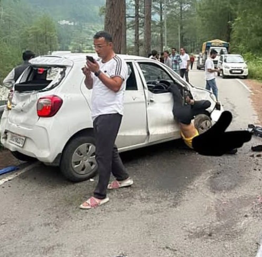 दर्दनाक हादसा: सड़क किनारे टकराई अनियंत्रित कार। एक की मौत, चार गंभीर घायल..