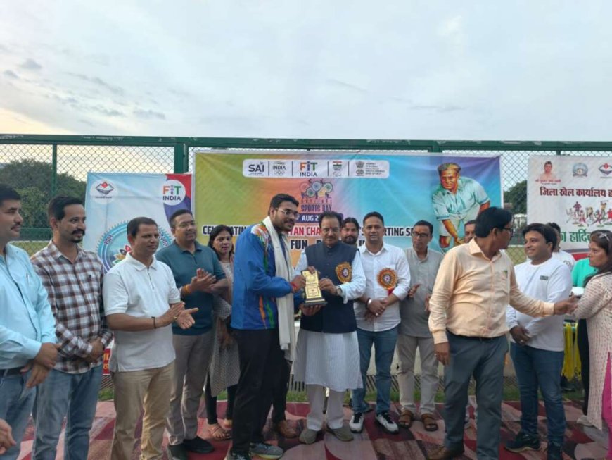 हल्द्वानी: सांसद अजय भट्ट ने राष्ट्रीय खेल दिवस पर हॉकी प्रतियोगिता के विजेताओं का किया सम्मान