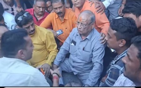 भाजपा विधायक बंशीधर भगत ने पार्षद उत्पीड़न के खिलाफ सड़क पर किया धरना