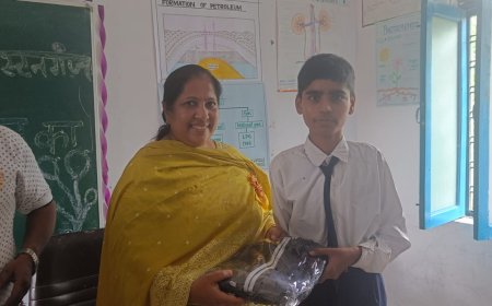 कोटद्वार में विद्यार्थियों को ट्रैक सूट, जूते एवं मोज़े का वितरण