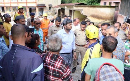 चमोली: दुर्गम रास्तों से डीएम और एसपी ने पहुंचकर आपदा स्थल धुर्मा में ग्रामीणों को मदद का भरोसा दिलाया