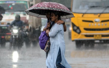 कोलकाता में भारी बारिश | दुर्गा पूजा से पहले जलमग्न शहर, यातायात ठप