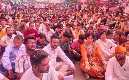 परेड ग्राउंड पर आंदोलनकारी युवाओं से डीएम और एसएसपी ने की महत्वपूर्ण बातचीत