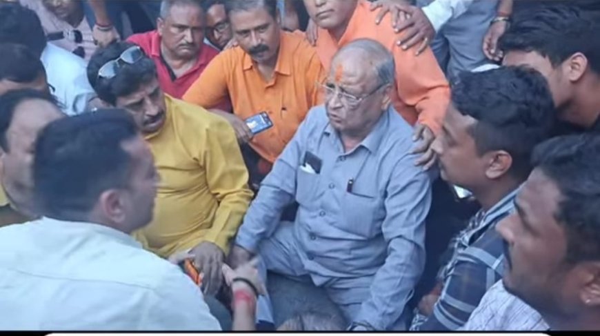 भाजपा विधायक बंशीधर भगत ने पार्षद उत्पीड़न के खिलाफ सड़क पर किया धरना