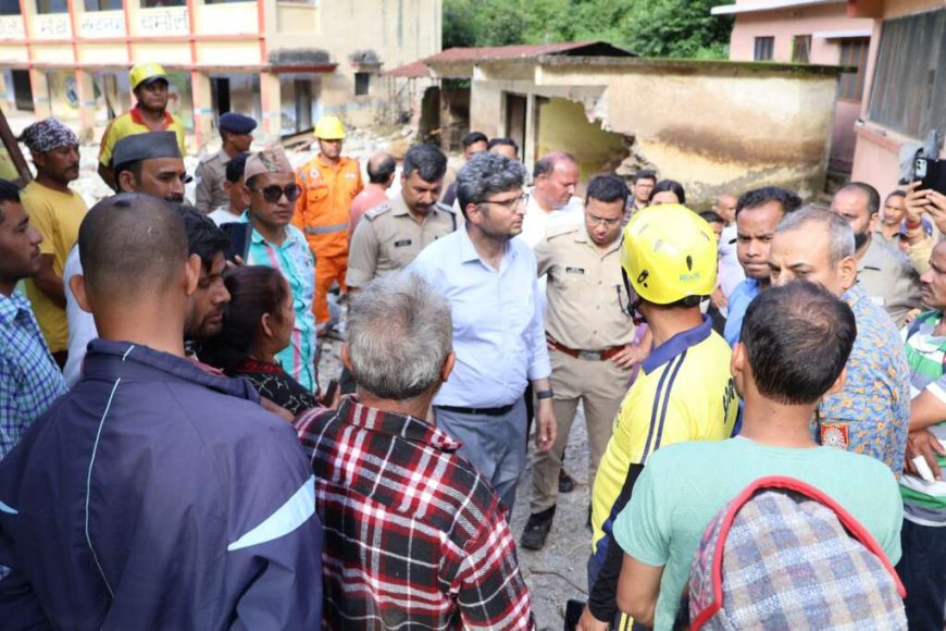 चमोली: दुर्गम रास्तों से डीएम और एसपी ने पहुंचकर आपदा स्थल धुर्मा में ग्रामीणों को मदद का भरोसा दिलाया