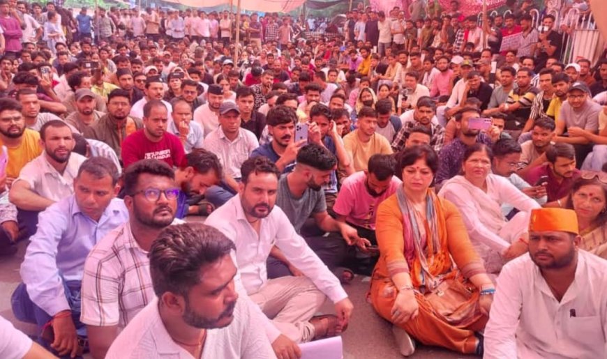 परेड ग्राउंड पर आंदोलनकारी युवाओं से डीएम और एसएसपी ने की महत्वपूर्ण बातचीत