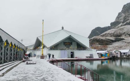 केदारनाथ में सीजन की पहली बर्फबारी 2025: दून में बारिश ने बढ़ाई ठंड की लहर