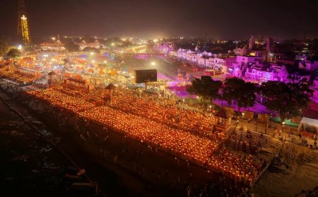 रामनगरी Ayodhya ने दीपोत्सव पर दो विश्व कीर्तिमान गढ़े, 26 लाख दीये और 2100 वेदाचार्यों की सरयू आरती
