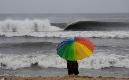 Cyclone Montha Video: 110 की रफ्तार से आगे बढ़ रहा चक्रवाती तूफान मोंथा, कई राज्यों में भारी बारिश; स्कूल बंद, उड़ानें रद्द