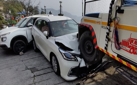 हादसा: खड़ी गाड़ियों पर चढ़ी अनियंत्रित लोडिंग जीप। पढ़िए पूरी खबर