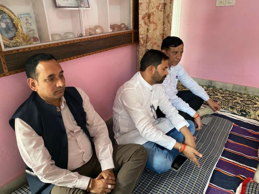देहरादून: सूचना महानिदेशक बंशीधर तिवारी ने दिवंगत पत्रकार राजीव प्रताप के परिवार से की मुलाकात, हर संभव सहायता का दिया आश्वासन