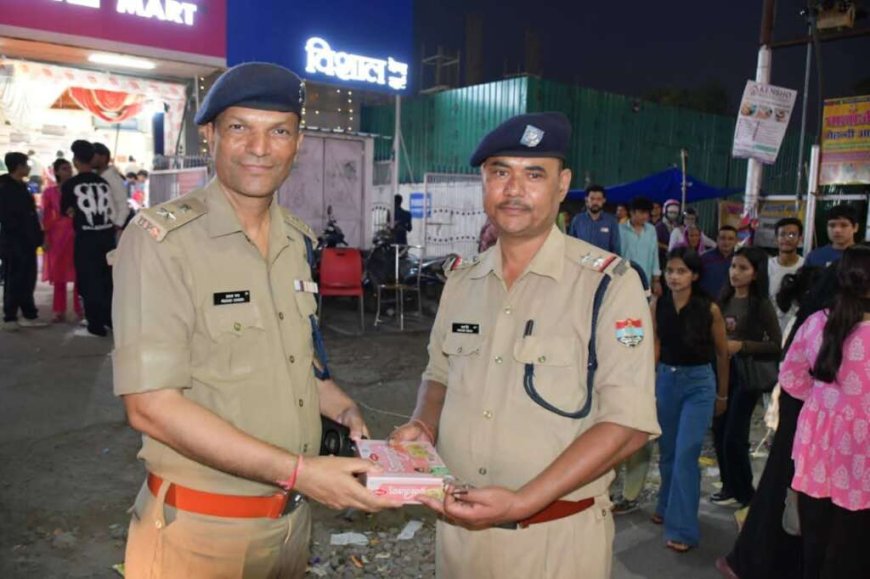 हल्द्वानी : ड्यूटी प्वाइंटों में तैनात पुलिस कर्मियों को मिठाई देकर एसपी सिटी ने मनाई दीपावली…