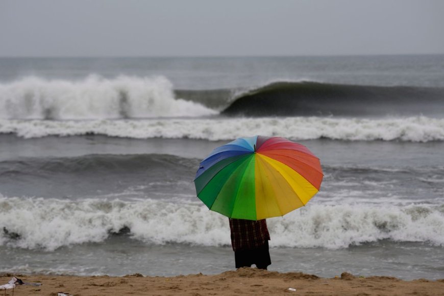 Cyclone Montha Video: 110 की रफ्तार से आगे बढ़ रहा चक्रवाती तूफान मोंथा, कई राज्यों में भारी बारिश; स्कूल बंद, उड़ानें रद्द