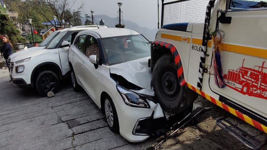 हादसा: खड़ी गाड़ियों पर चढ़ी अनियंत्रित लोडिंग जीप। पढ़िए पूरी खबर