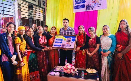 ईगास पर गंगोत्री एनक्लेव की महिलाओं ने डीएम सविन बंसल को दिया ‘रियल हीरो’ सम्मान