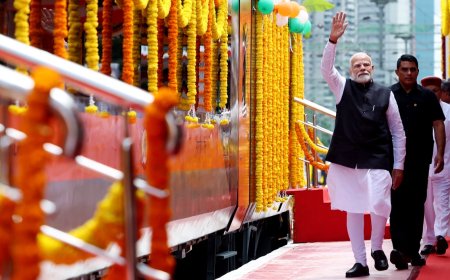 पीएम मोदी ने वाराणसी से हरी झंडी दिखाकर 4 वंदे भारत को किया रवाना, तेज रफ्तार रेल यात्रा का नया युग