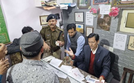 हल्द्वानी: कमिश्नर दीपक रावत ने CSC सेंटर में मारा छापा, दस्तावेज़ लेखक फैजान फर्जी दस्तावेज़ बनाते हुए पकड़ा गया