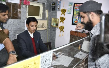 हल्द्वानी : दस्तावेज लेखक फैजान के सीएससी सेंटर में कमिश्नर दीपक रावत की छापेमारी में मिली काफी गड़बड़ियां…