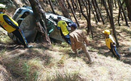 कारों की भिड़ंत से बड़ा हादसा, एक वाहन 50 मीटर गहरी खाई में गिरा, दंपत्ति गंभीर रूप से घायल