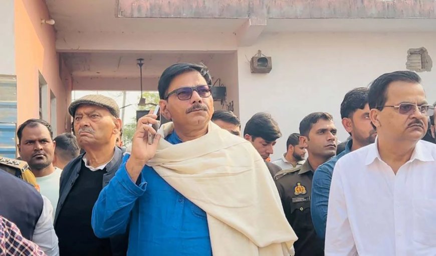 ग्राम नगला हुकम सिंह में मकान गिरने की दुखद घटना, जेवर विधायक धीरेन्द्र सिंह मौके पर पहुंचे