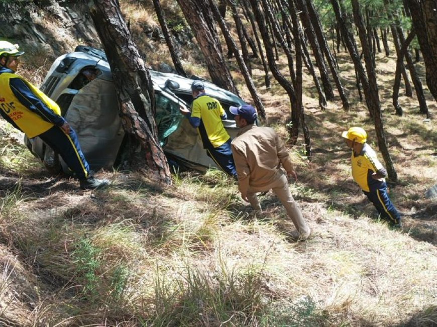 कारों की भिड़ंत से बड़ा हादसा, एक वाहन 50 मीटर गहरी खाई में गिरा, दंपत्ति गंभीर रूप से घायल