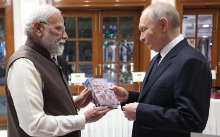 Vladimir Putin को पीएम मोदी ने भेंट की रूसी भाषा में भगवद गीता, भारत-रूस की मजबूत दोस्ती का संकेत