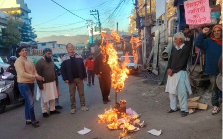 सपा नेताओं की गिरफ्तारी के विरोध में पुतला दहन