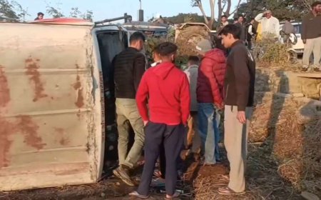 हल्द्वानी : अनियंत्रित होकर बस सड़क पर पलटी,कई यात्री हुए घायल…