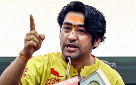 धीरेन्द्र शास्त्री का चेतावनी: खतरे में बांग्लादेश में हिंदुओं की पहचान, तुरंत एक्शन ले भारत