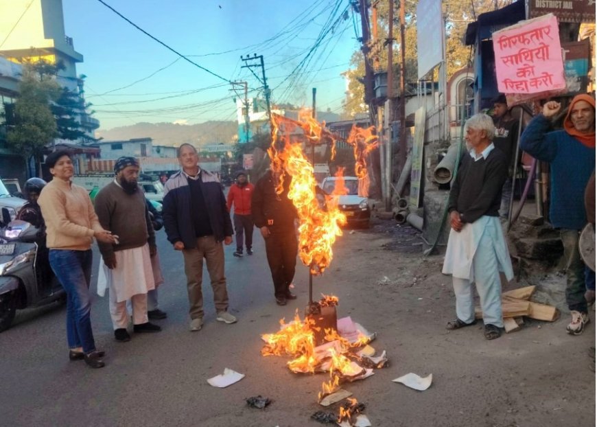सपा नेताओं की गिरफ्तारी के विरोध में पुतला दहन